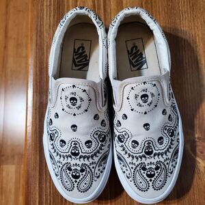 Vans White & Black Classic Slip-On Bandana Skull Sneakers Women’s 8.5/Men's 7